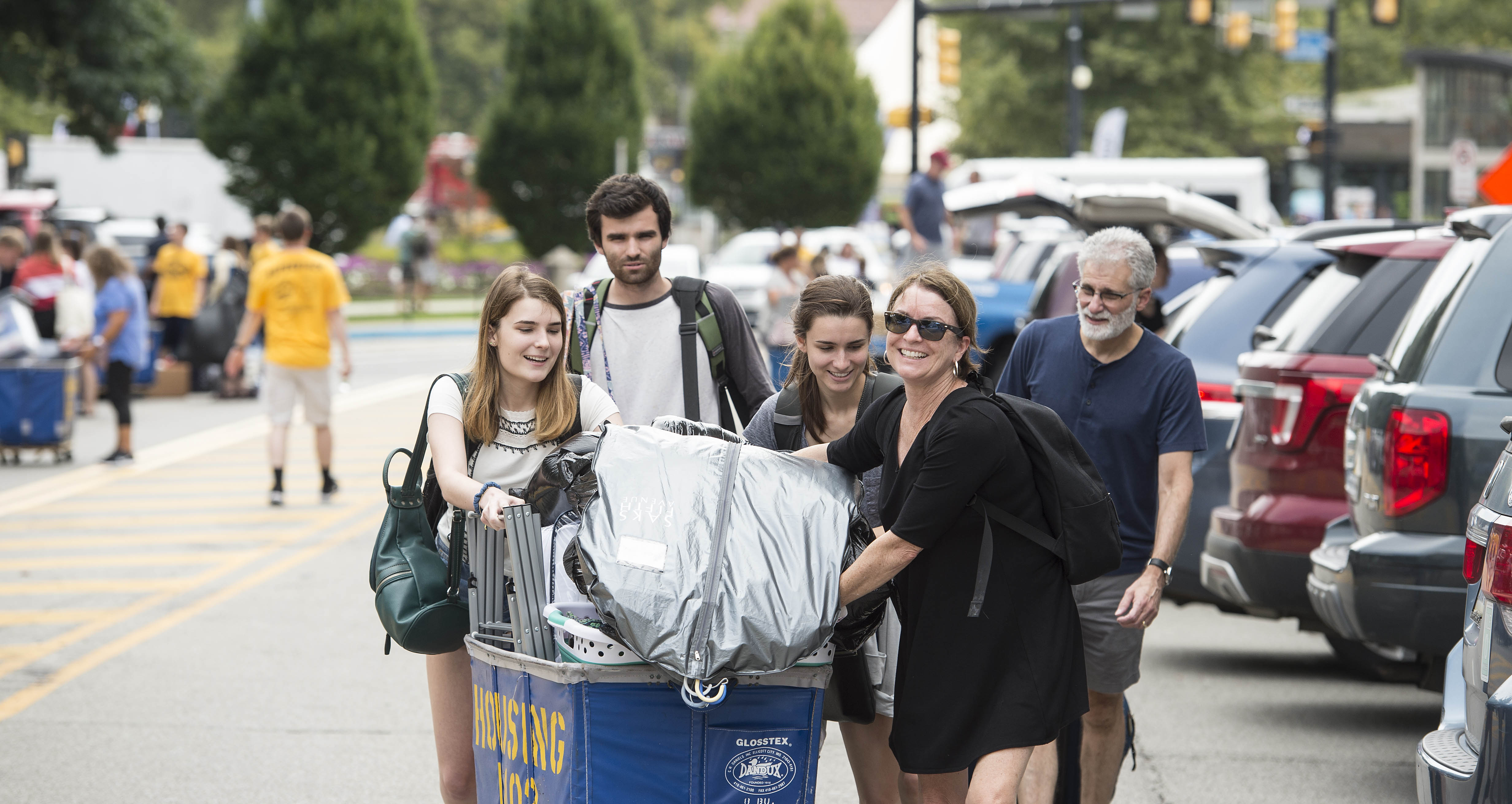 Families and students at move in along Bigelow Boulevard