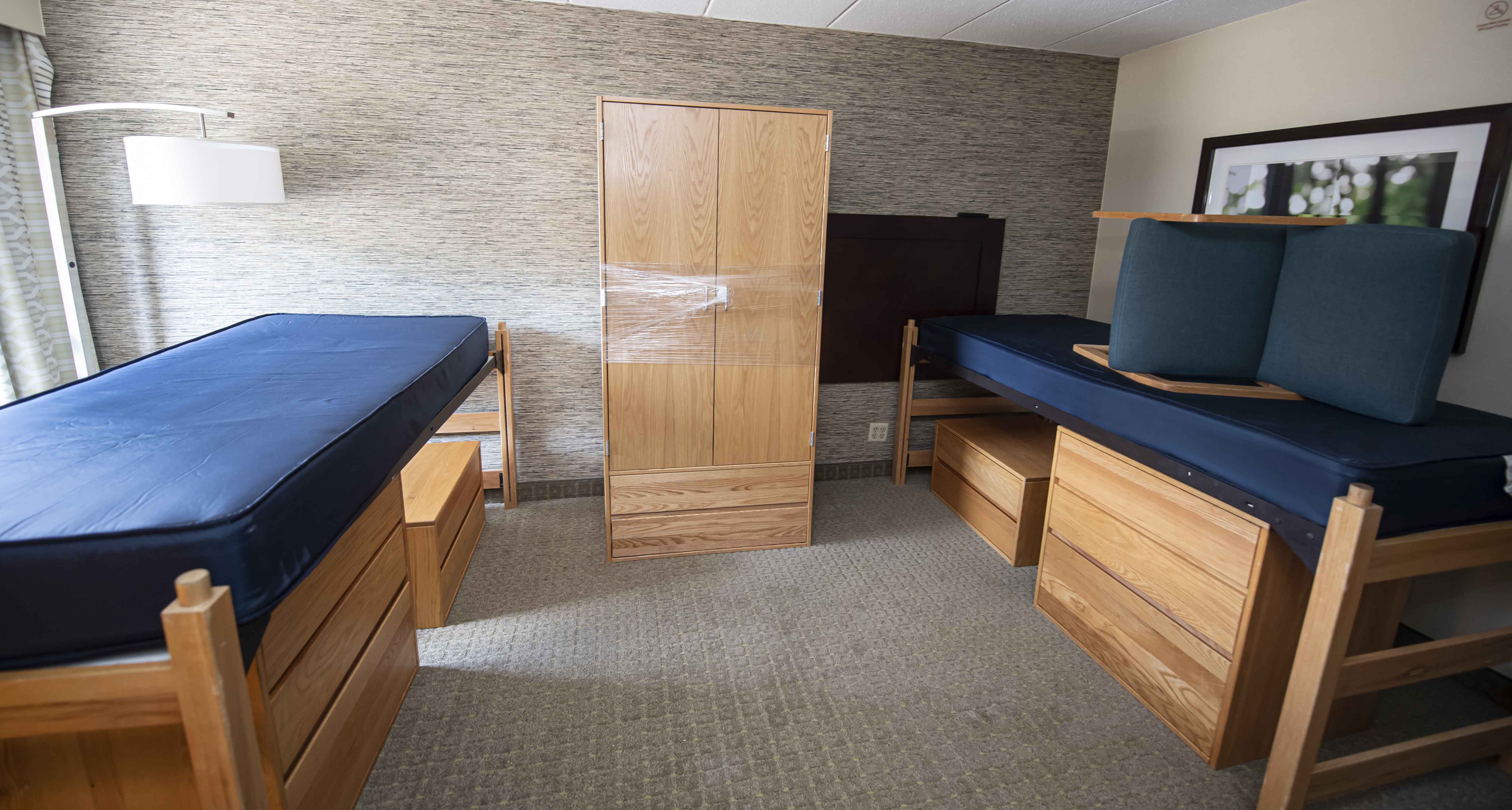 Dorm furniture in Wyndham hotel room